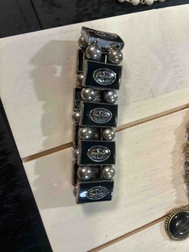 Stretch Bracelet with Fleur-de-lis Motif