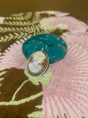 Shell Cameo Pendant in 925 Sterling Silver Setting