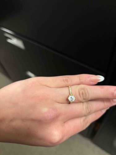 Round Brilliant Diamond Engagement Ring in Yellow Gold