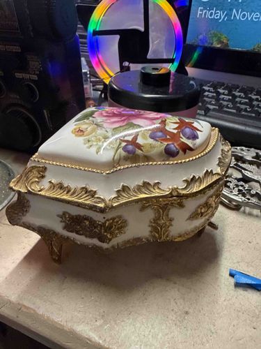 Lidded Vanity Box with Floral Decoration