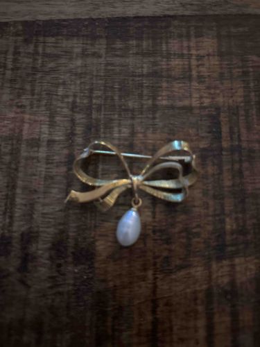 Bow Brooch with Teardrop Pearl