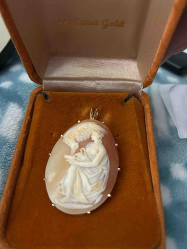 Late 19th Century Shell Cameo Brooch/Pendant featuring a Classical Figure