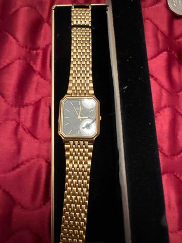 Vintage Gold-Toned Quartz Wristwatch with Mesh Bracelet