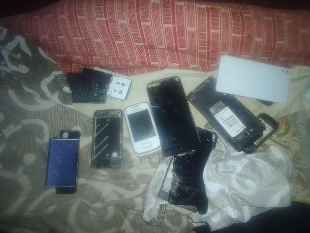 Submitted photo of Assorted Disassembled Mobile Phones and Parts (unauthenticated)
