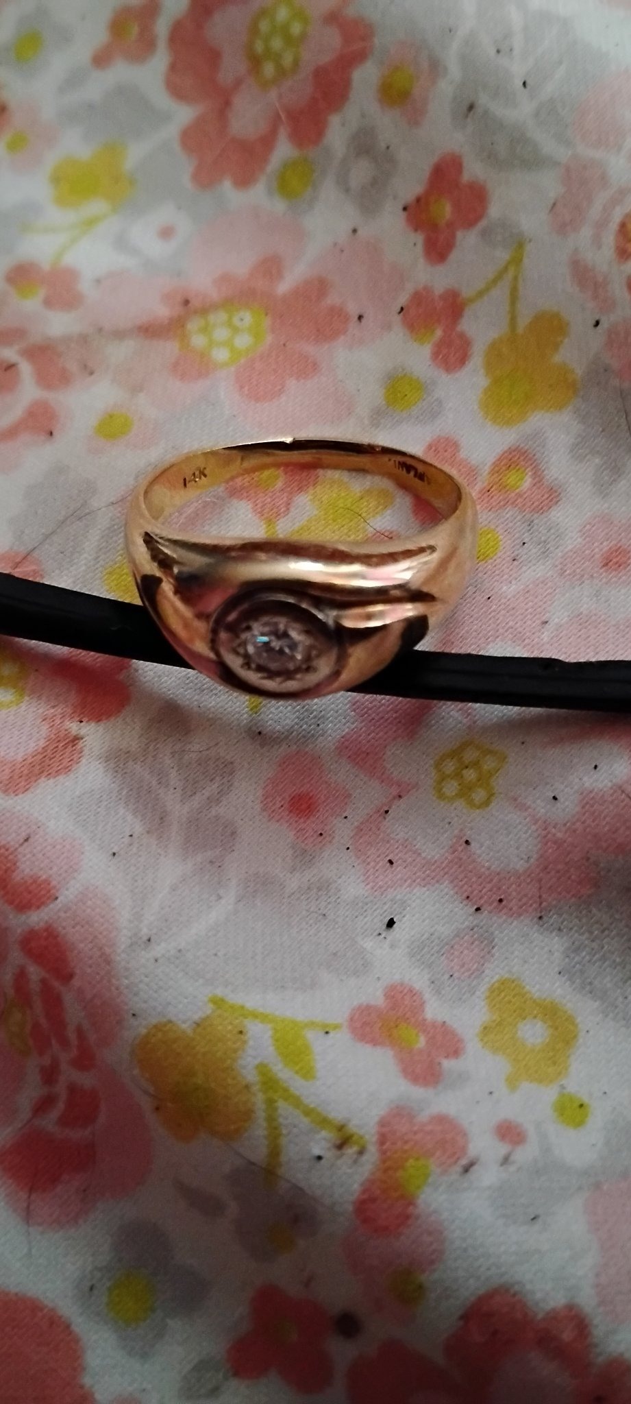 Submitted photo of Gold diamond ring (not authenticated)