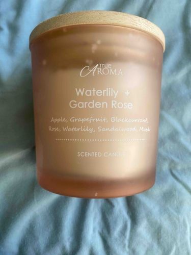 True Aroma Waterlily + Garden Rose Scented Candle