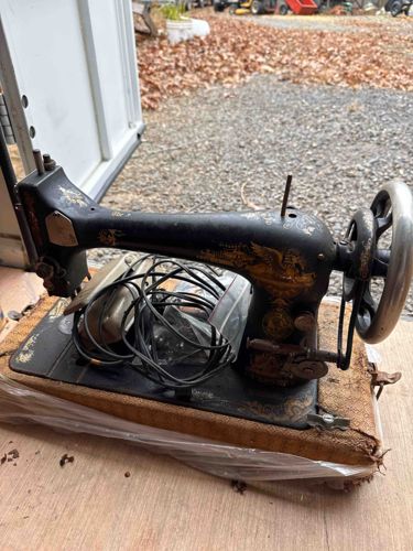 Vintage Singer Sewing Machine (likely Model 66 or similar 'Red Eye')