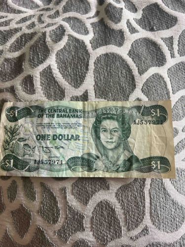 Bahamian One Dollar Banknote (Queen Elizabeth II Portrait)