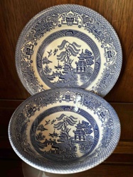 Blue Willow Pattern Dinner Plate and Cereal Bowl Set