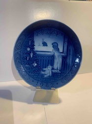 Bing & Grøndahl 1982 Christmas Plate 'Waiting for Christmas'