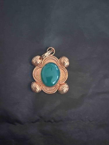 Oval Green Cabochon Stone and Ribbed Metal Pendant