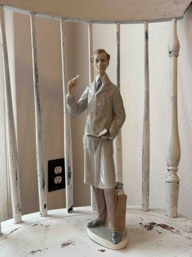 Lladró Porcelain Figurine "The Apothecary" (Model #1204)
