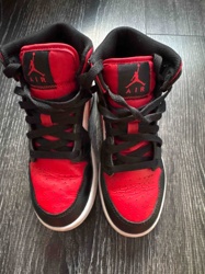 Nike Air Jordan 1 Mid 'Bred' Sneakers