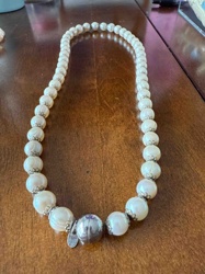 Graduated Imitation Pearl Necklace with Central Metallic Bead
