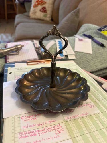 Single-Tiered Pedestal Dish with Handle