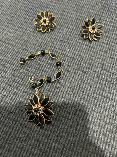 Floral Motif Jewelry Set (Necklace and Earrings)