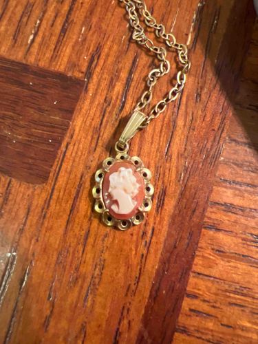 Vintage Cameo Pendant Necklace