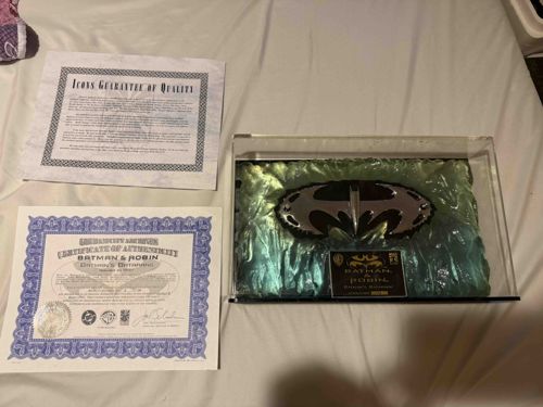 Icons Authentic Replicas Batman & Robin Batarang Prop Replica