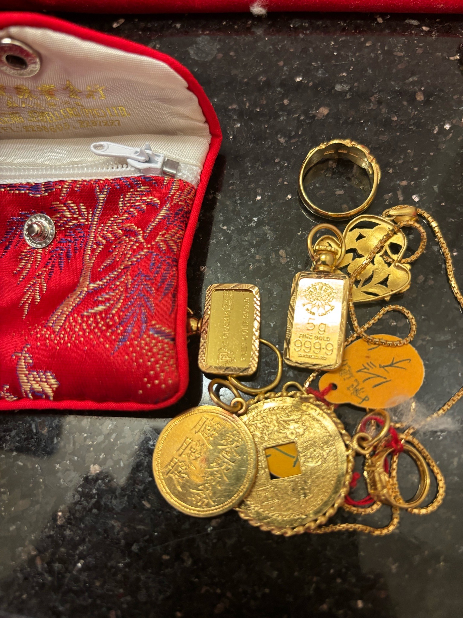 Submitted photo of Assorted gold bullion bars, coins, and jewelry (unauthenticated)