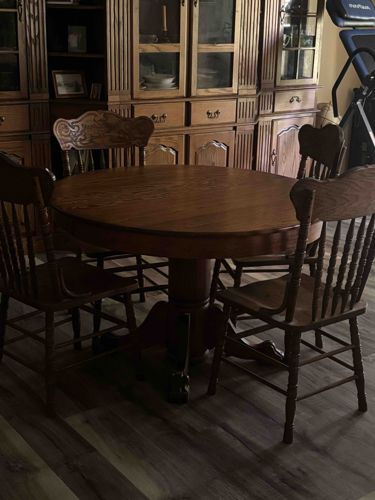 Traditional Wooden Pedestal Dining Table and Windsor/Spindle Back Chairs