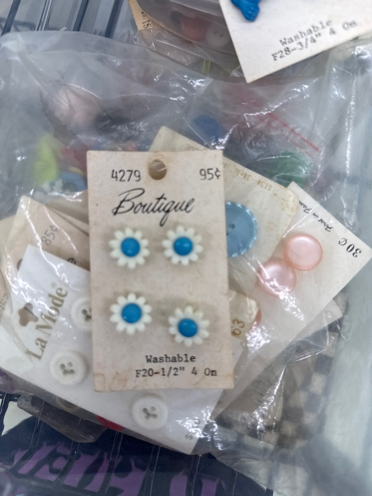 Submitted photo of Vintage Boutique daisy buttons on original card (unauthenticated)