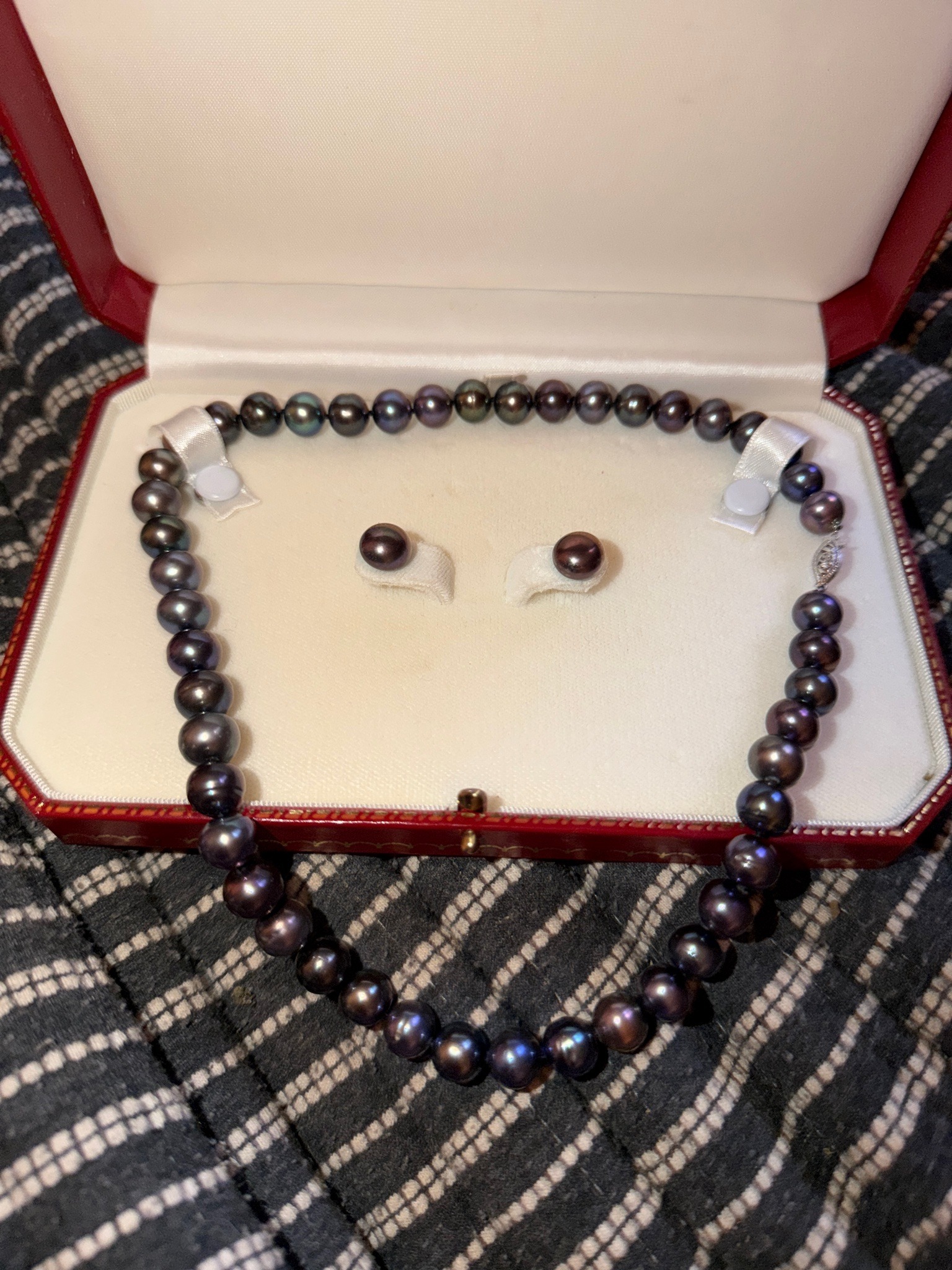 Submitted photo of Black Pearl Necklace and Earring Set (not authenticated)