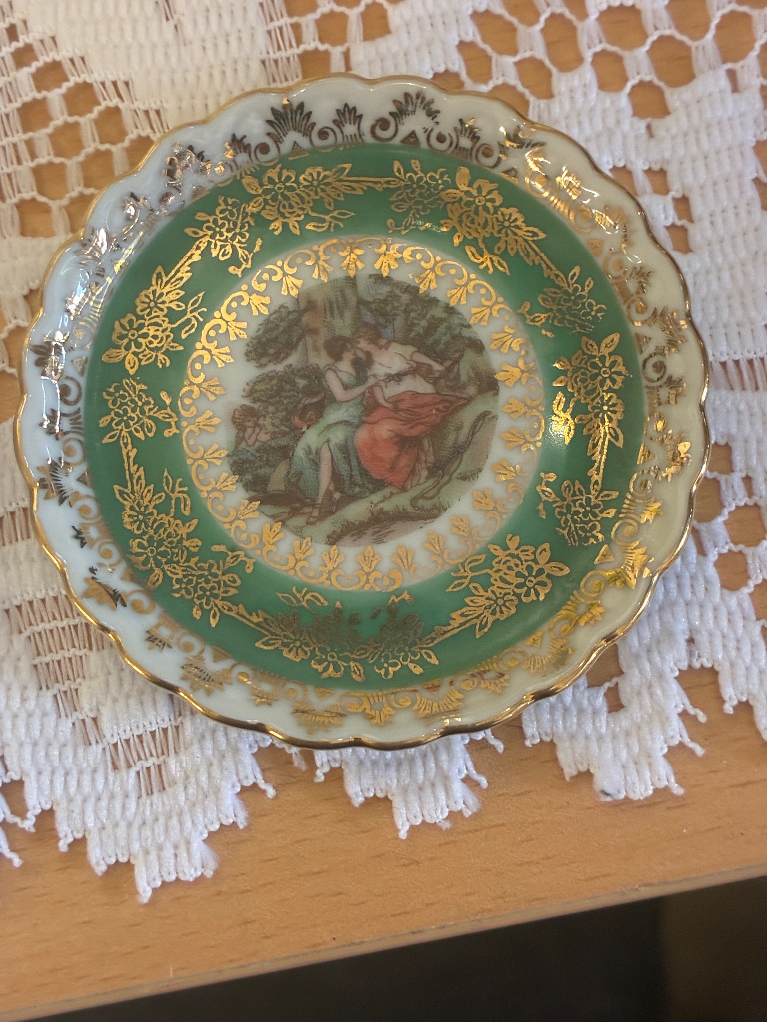 Submitted photo of Small decorative porcelain plate (not authenticated)