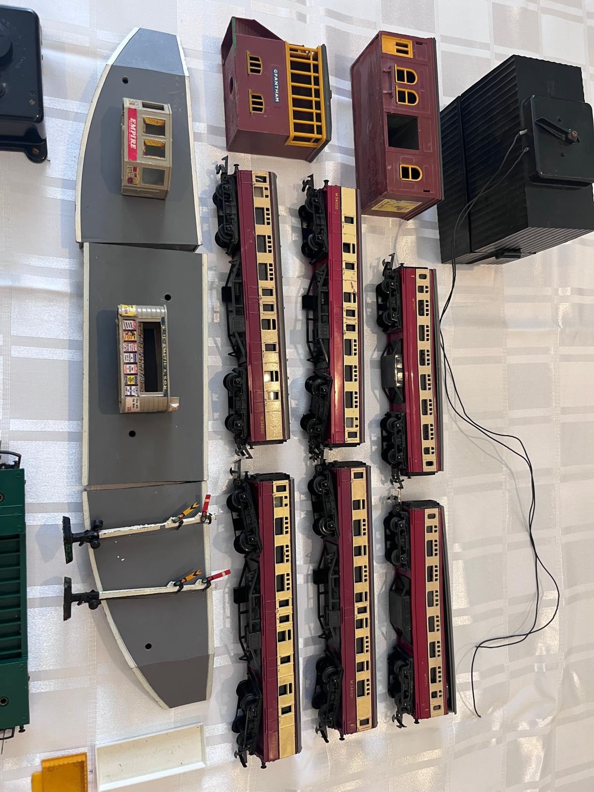 Submitted photo of Vintage Model Railway Set with Coaches and Accessories (unauthenticated)