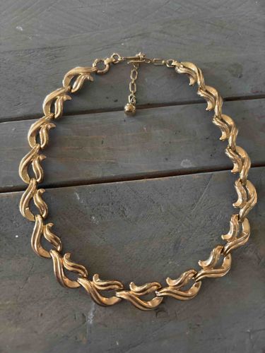 Vintage Trifari Gold-Tone Ribbon Scroll Link Necklace