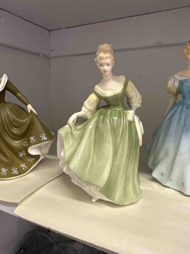 Fair Lady Royal Doulton Figurine H.N. 2193