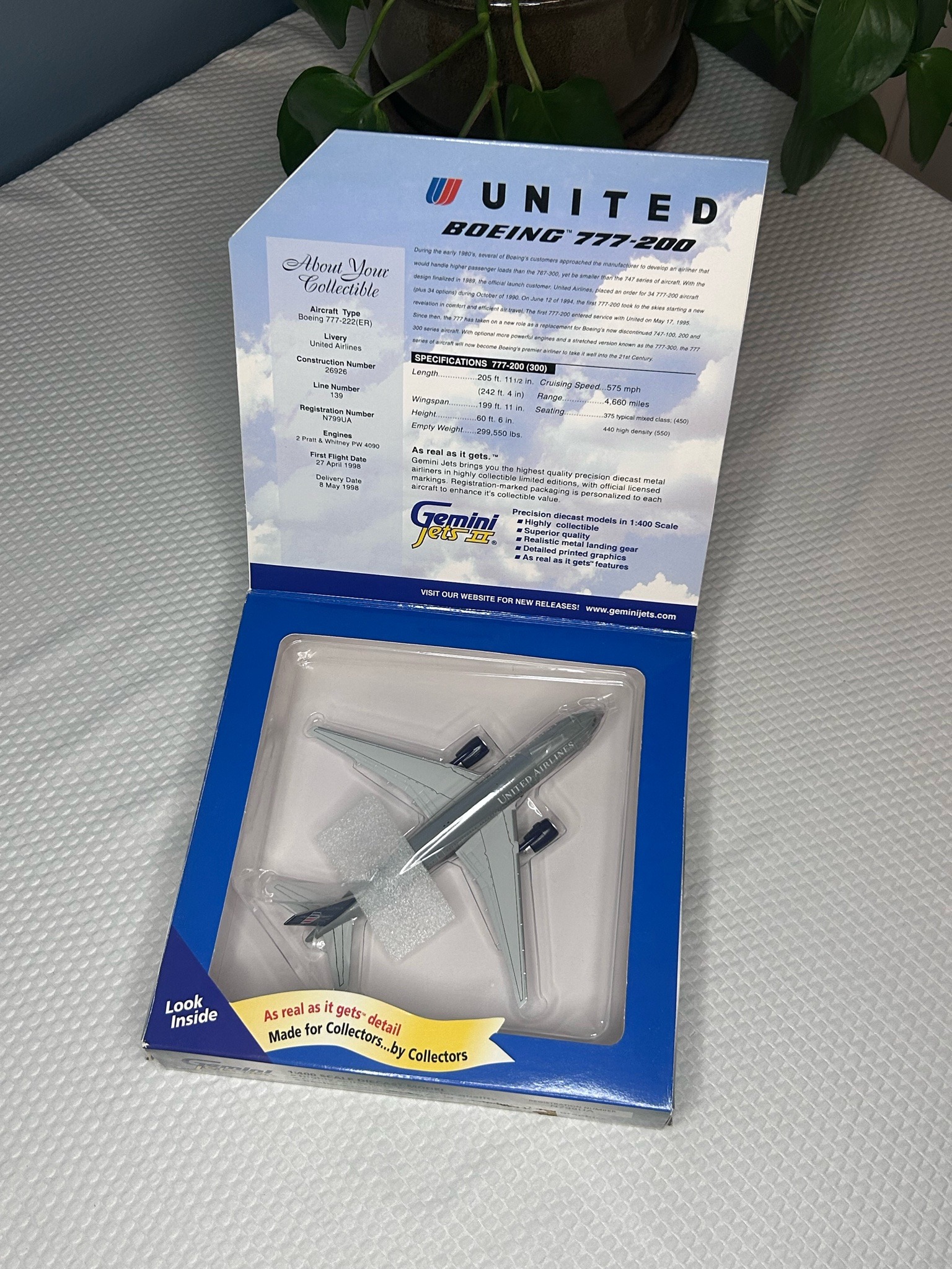 GeminiJets United Airlines Boeing 777-222(ER) 1:400 Scale Diecast Model (N799UA)