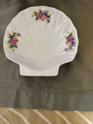 Porcelain Shell-Shaped Trinket Dish with Floral Motifs