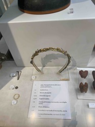 Bronze and Terracotta Crown with Gold Leaf (Corona di bronzo e terracotta, con sfoglia aurea)