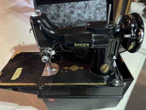 Vintage Singer Featherweight 221 Sewing Machine