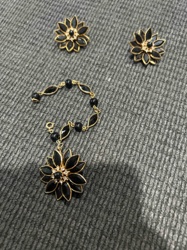 Floral Motif Jewelry Set (Necklace and Earrings)