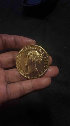 Queen Victoria 'Young Head' Gold Sovereign or Commemorative Medallion