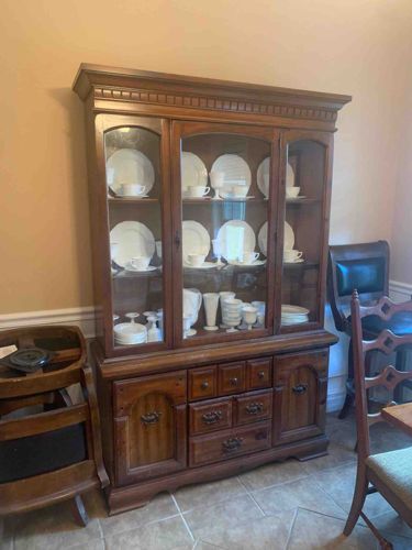 Traditional Wooden China Cabinet/Hutch with Glass Doors