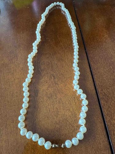 Graduated Imitation Pearl Necklace