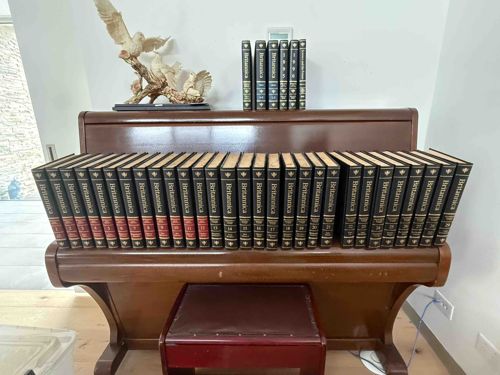 Encyclopedia Britannica Set (Approx. 1990s Edition)