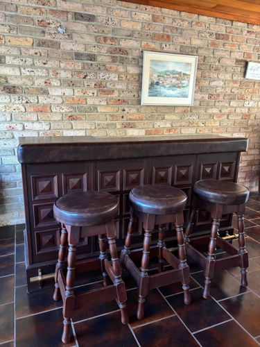 Traditional Home Bar Set with Stools
