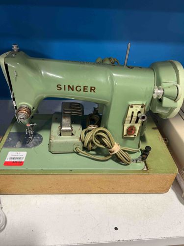 Vintage Singer Sewing Machine (Green)