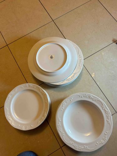 Huguenot Royale White Dinnerware Set