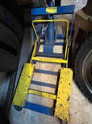 Cummins Tools Hydraulic Engine Hoist / Shop Crane