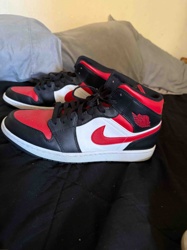 Nike Air Jordan 1 Mid 'Bred Toe'