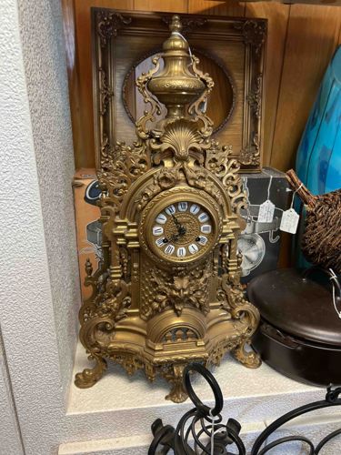 Relief-Cast Gilt Mantel Clock in the Rococo Revival Style