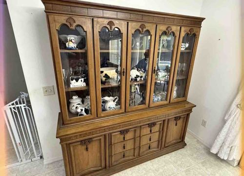 China Cabinet/Hutch (Traditional Style)