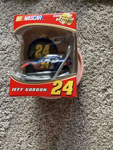 Jeff Gordon #24 2005 NASCAR Collectible Car