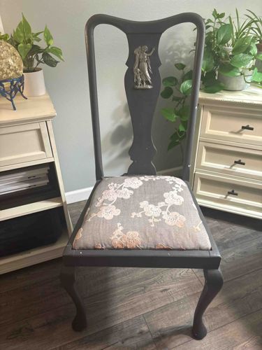 Queen Anne Style Vasiform Splat Back Side Chair with Appliqué