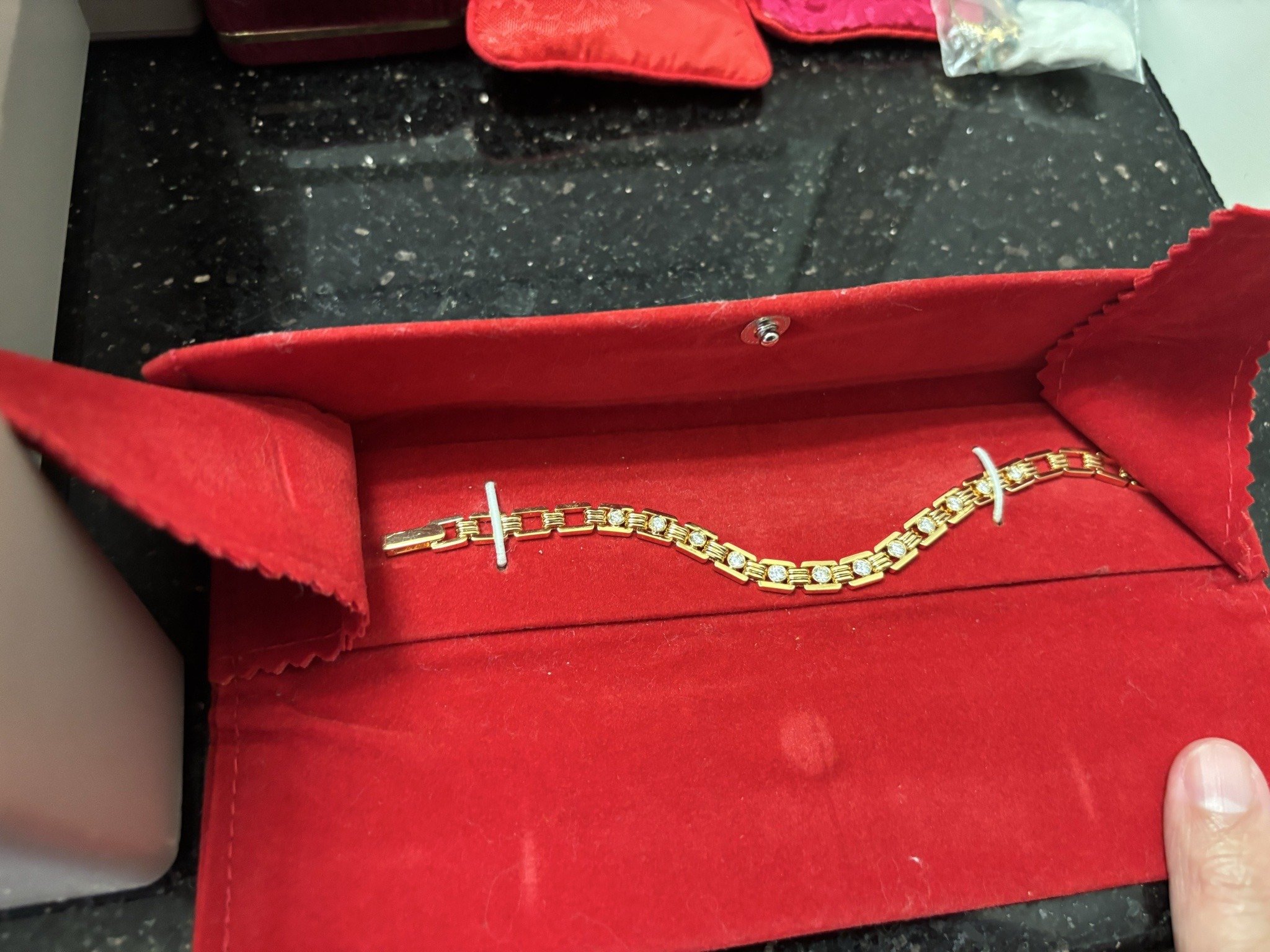 Submitted photo of Gold diamond link bracelet (unauthenticated)