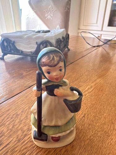 Hummel Figurine 'Little Sweeper'